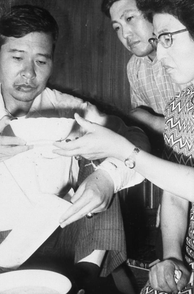 1973년 8월 일본 도쿄에서 납치된 지 닷새만에 동교동 자택으로 돌아온 김대중씨가 부인 이희호여사가　손수끓인　호두죽을 먹고 있다. [중앙포토]