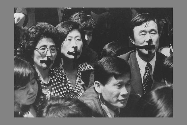 1976년 3월 명동성당에서 침묵시위를 하고 있는 이희호 여사(왼쪽 둘째). [중앙포토]