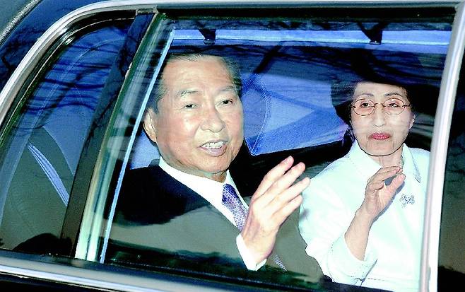 2003년 임기를 마친 김대중 대통령과 이희호 여사가 청와대를 나서며 직원들에게 손을들어 인사하고 있다.[중앙포토]