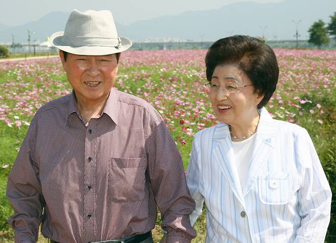 2008년 9월 18일 김대중 전 대통령과 부인 이희호 여사가 경기도 구리의 한강 둔치에 만개한 코스모스 단지를 둘러본 뒤 기념촬영을 하고 있다. [연합뉴스]