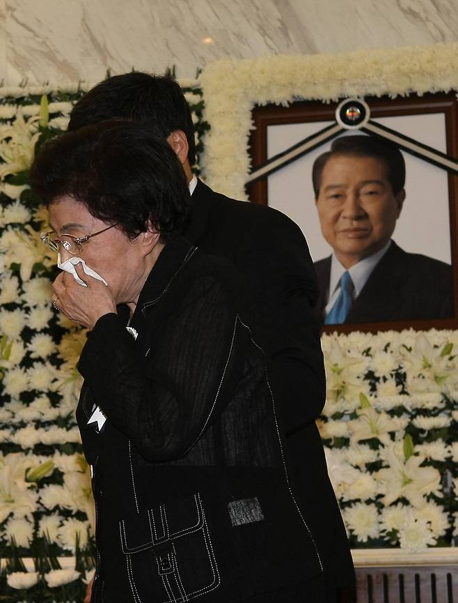 2009년 8월 18일 김대중 전 대통령 빈소가 마련된 서울 연세대 세브란스병원에서 부인 이희호 여사가 헌화를 한 뒤 돌아서며 눈물을 흘리고 있다. [중앙포토]
