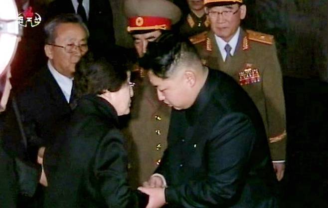 2011년 12월 26일 방북중인 고(故) 김대중 전 대통령 부인 이희호 여사가 평양 금수산기념궁전을 찾아 김정일 시신에 조문한 뒤 상주이자 후계자인 김정은 당 중앙군사위 부위원장에게 조의를 표시하고 있다.[연합뉴스]