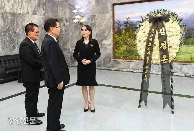 정의용 청와대 국가안보실장이 12일 오후 경기도 판문점 북측 지역인 통일각에서 김여정 노동당 선전선동부 제1부부장으로부터 고 이희호 여사 조화를 전달 받고 있다.&nbsp;|통일부 제공