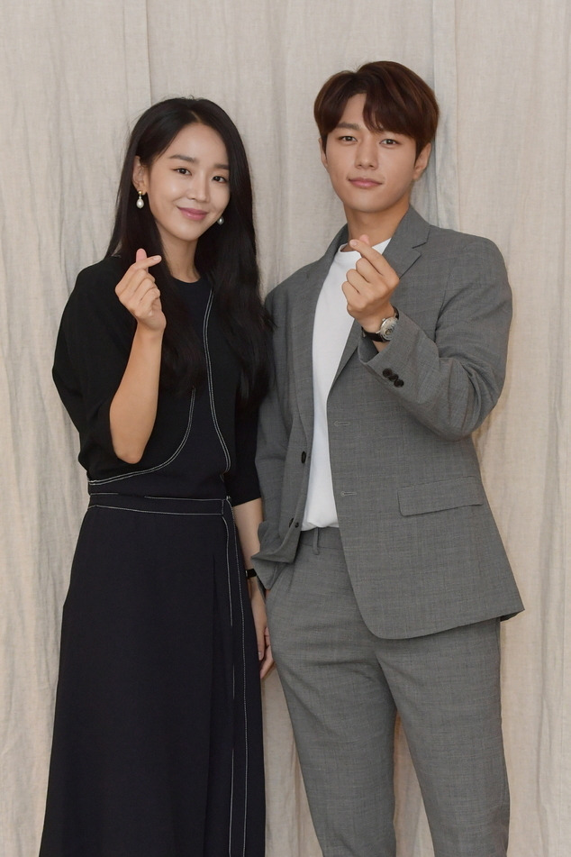 신혜선(왼쪽), 김명수