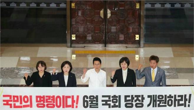 정의당 이정미 대표, 윤소하 원내대표, 심상정 의원 등이 12일 국회 본회의장 앞에서 농성에 돌입했다 (사진=연합뉴스 제공)