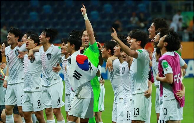 11일 오후(현지시간) 폴란드 루블린 경기장에서 열린 2019 국제축구연맹(FIFA) 20세 이하(U-20) 월드컵 4강전 한국과 에콰도르의 경기가 1-0 한국의 승리로 끝나며 결승 진출이 확정된 뒤 U-20 대표팀 이강인 등 선수들이 그라운드에 서 어깨동무를 한 채 관중석을 바라보며 '오, 필승 코리아!' 구호를 외치며 기뻐하고 있다. (사진=연합뉴스 제공)