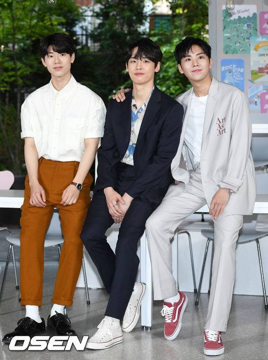 [OSEN=민경훈 기자] 12일 오후 서울 중구 신당동의 한 스튜디오에서 네이버 브이라이브 V오리지널웹드라마 '연애플레이리스트 시즌4' 스페셜라이브 현장 초대행사가 진행됐다.  스튜디오에서 배우 배현성 박정우 김형석이 포토타임을 갖고 있다 / rumi@osen.co.kr