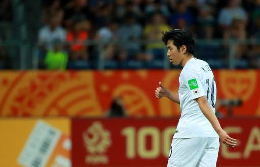 11일 오후(현지시간) 폴란드 루블린 경기장에서 열린 2019 국제축구연맹(FIFA) 20세 이하(U-20) 월드컵 4강전 한국과 에콰도르의 경기. 후반 이강인이 그라운드 밖의 정정용 감독과 대화를 마친 뒤 엄지손가락을 들어 보이고 있다. 루블린=연합뉴스
