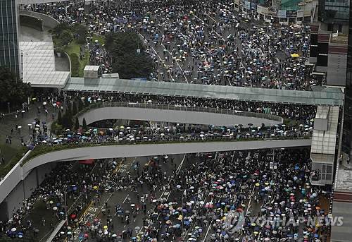 홍콩 입법회 주변 '범죄인 인도 법안' 저지 시위대 (홍콩 AP=연합뉴스) 홍콩 정부가 추진하는 '범죄인 인도 법안' 심의가 예정된 12일 홍콩 의회인 입법회 주변에 시위대가 집결하고 있다. 홍콩 정부는 이날 시위가 격화할 양상을 보이자 일단 법안 심의를 연기하기로 했다. leekm@yna.co.kr