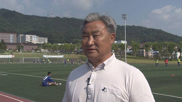 남기영 대성고 감독이 인터뷰에 응하고 있다.