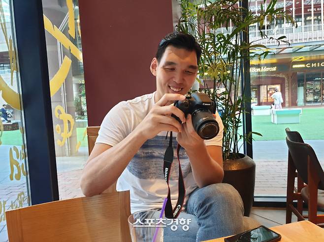 전격 은퇴선언으로 코트를 떠난 하승진이 지난 11일 수원 광교 자택 인근 커피숍에서 인터뷰 도중 편안하게 대화를 나누며 카메라를 만지고 있다. 김경호 선임기자