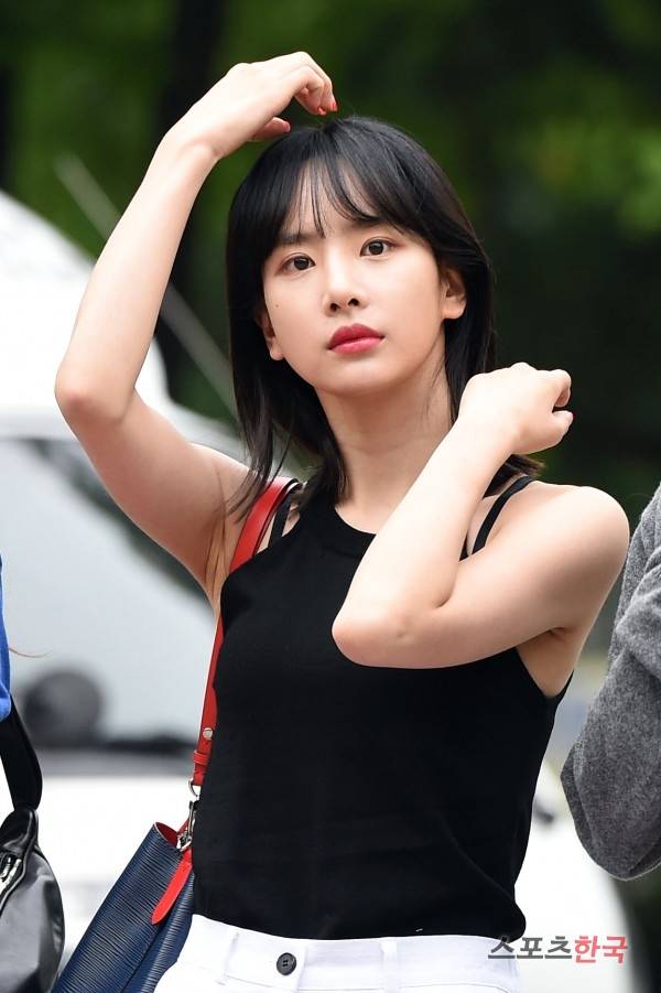 KBS2 '뮤직뱅크' 리허설 참석을 위해 출근하고 있는 우주소녀 설아. 사진=조은정 기자 new@hankooki.com