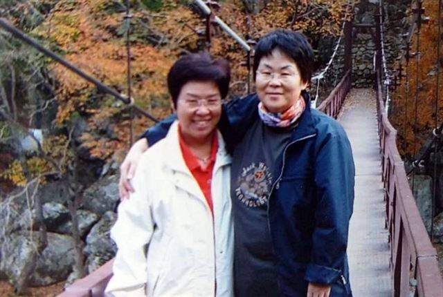 10여 년 전 독일에서 여행 중에 찍은 김인선(왼쪽), 이수현씨. 인선씨는 수현씨를 “똥땡이”, 수현씨는 “아가야”라는 애칭으로 부른다. 사진을 받고 보니 두 사람이 무척 닮았다. 김인선씨 제공