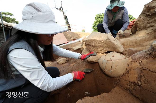 지난 11일 찾은 ‘석촌동 고분군’ 내 발굴조사 현장에서 한성백제박물관 백제학연구소 윤정현 학예사가 모습을 드러내는 백제시대 토기를 살펴보고 있다. 권도현 기자