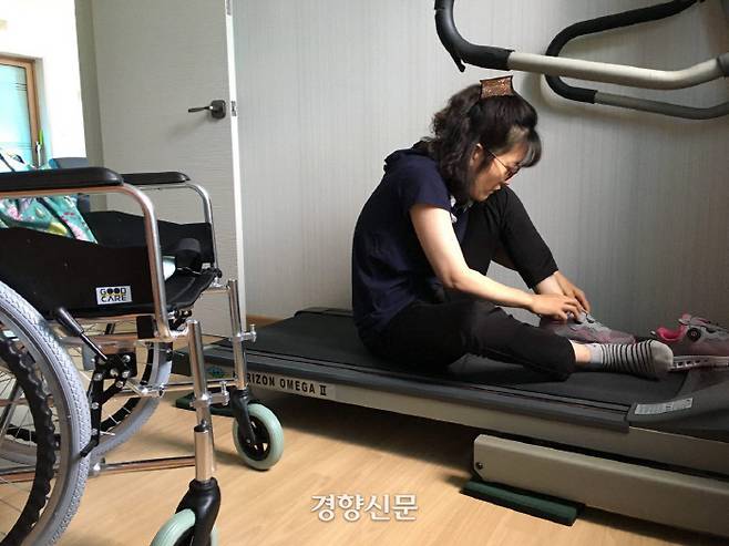 삼성전자산업 피해자 한혜경씨가 6월 10일 강원도 춘천 자택에서 재활운동을 준비하고 있다. / 이하늬 기자