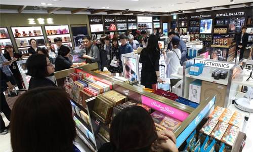 지난 5월 31일 오전 인천국제공항 1터미널에 문을 연 입국장 면세점에서 여행객들이 물건을 고르고 있다. 취급 품목은 술과 향수, 화장품, 기념품 등 10개로, 담배와 검역이 필요한 과일이나 축산가공품 등은 판매하지 않는다. 연합뉴스