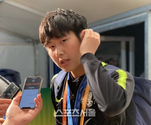 이강인이 16일 우치 스타디움에서 열린 U-20 월드컵 결승 전 후 공동취재구역에서 취재진과 인터뷰를 하고 있다.우치 | 정다워기자