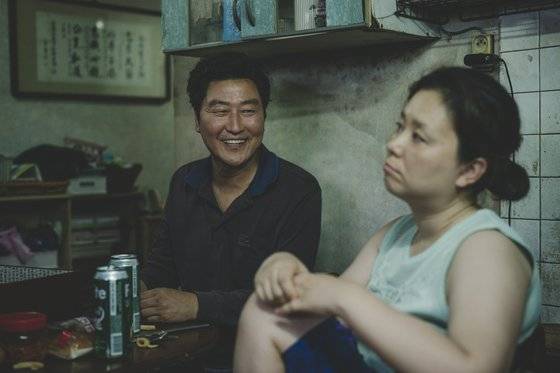 기택과 충숙 부부. 이집 안방에는 '안분지족(安分知足)'이란 가훈이 걸려있다. ‘편안한 마음으로 자기 분수를 지키며 만족한다’는 뜻. [사진 CJ엔터테인먼트]