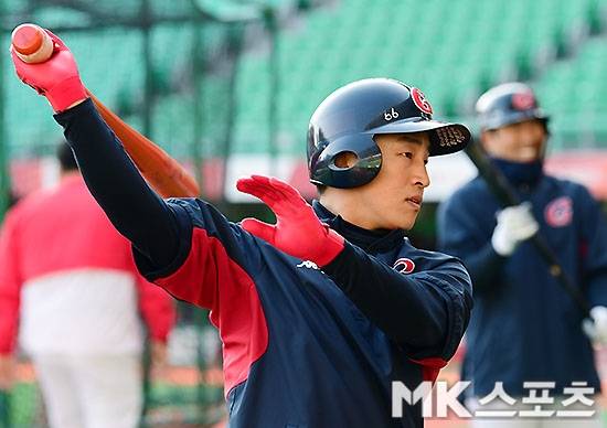 지난 4월 2일 인천SK행복드림구장에서 "2019 프로야구" 롯데 자이언츠와 SK 와이번스 경기 전 롯데 손아섭이 타격훈련을 하고 있다. 사진=김영구 기자