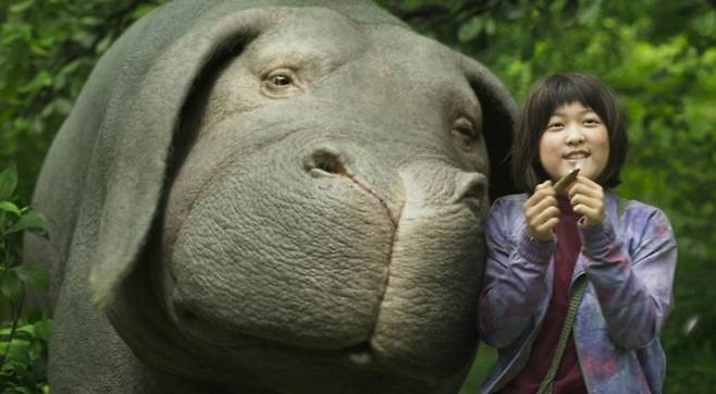 이정은은 영화 '옥자'에서 슈퍼 돼지 옥자의 목소리 연기를 했다. 왼쪽이 옥자, 오른쪽은 미자 역의 안서현 (사진=플랜 B 엔터테인먼트, 케이트 스트리트 픽처 컴퍼니, 루이스 픽처스 제공)