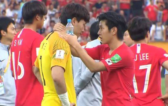 폴란드 우치 경기장에서 지난 15일(현지시간) 열린 2019 국제축구연맹(FIFA) 20세 이하(U-20) 월드컵 결승에서 한국 대표팀이 1-3으로 아쉬운 역전패를 한 후 이강인이 눈물을 흘린는 골키퍼 이광연을 위로하고 있다. 유튜브 캡처