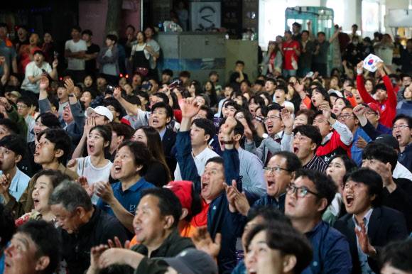 지방서도 “졌잘싸 대한민국”  - 2만 5000여명의 시민이 대전 중앙로 왕복 6차로를 가득 메우고 거리 응원을 펼치던 도중 전반 4분 이강인의 선취골이 나오자 일제히 환호하는 모습.대전시 제공