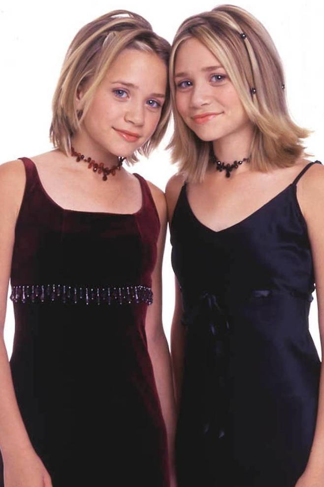 2000년 11월 17일 트렌드로 돌아온 비즈 장식의 액세서리와 헤어핀으로 사랑스럽게 연출했다.