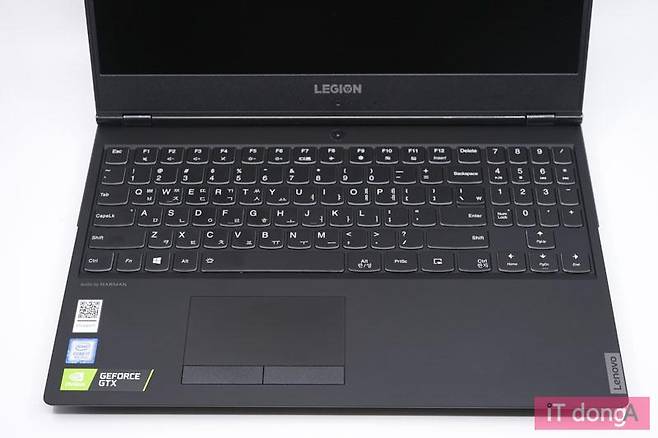 레노보 리전 Y540의 팜레스트 및 터치 패드