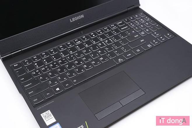 키보드는 화살표를 크게 설계해 게임 플레이에 편리하다.