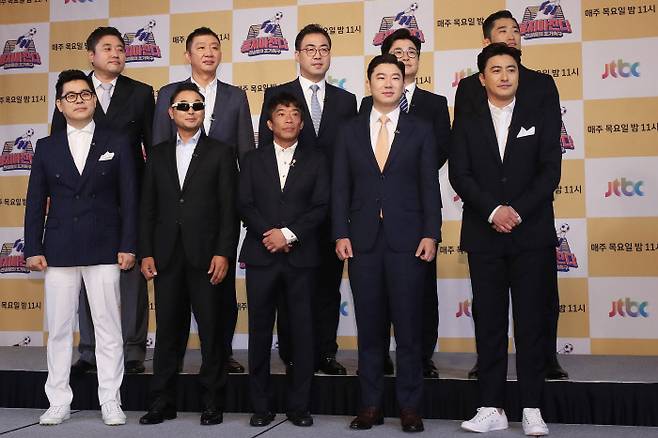 18일 오전 서울 마포구 서울가든호텔에서 열린 JTBC 예능‘뭉쳐야 찬다’제작발표회에서 출연진들이 포즈를 취하고 있다. 왼쪽 앞줄부터 방송인 김용만, 전 마라톤선수 이봉주, 전 레슬링선수 심권호, 사격선수 진종오, 전 축구선수 안정환, 전 야구선수 양준혁, 전 농구선수 허재, 전 씨름선수 이만기, 방송인 김성주, 이종격투기선수 김동현. 사진 연합뉴스