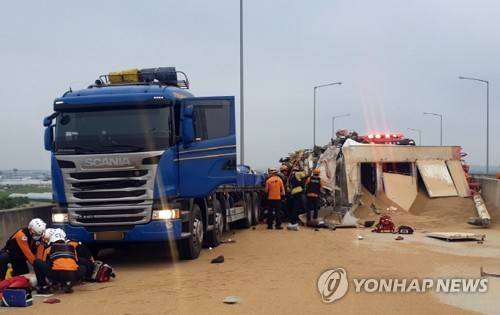전주 소양대교서 사료운반 차량 넘어져 [전북소방본부 제공. 재판매 및 DB금지]