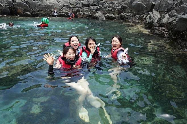 서울에서 여행을 온 곽미혜(사진 왼쪽에서 두 번째)씨와 동갑내기 친구들이 황우지 선녀탕에서 구명조끼를 입고 물놀이를 즐기고 있다. 사진 송호균 제공