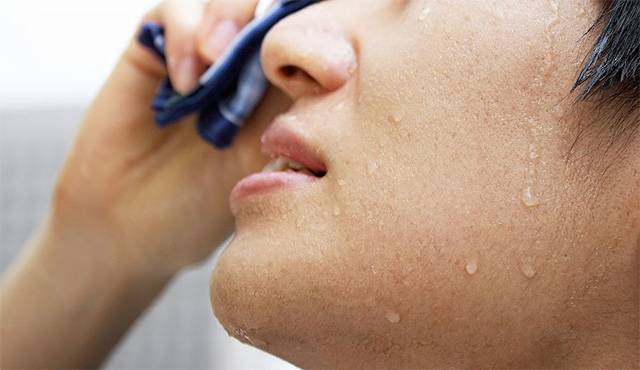 음식을 먹으면 땀을 흘리는 미각다한증은 일상생활에 지장을 초래해 치료하는 게 좋다./사진=헬스조선 DB