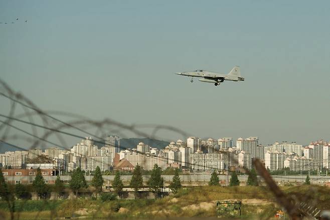 수원비행장의 전투기 착륙 모습./사진제공=수원시