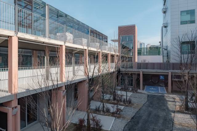 2층과 3층 발코니 복도는 모두 장애인 엘리베이터로 연결 돼 중정으로 이동할 수 있도록 동선을 계획했다. /사진제공=푸하하하프렌즈, 석준기 사진작가