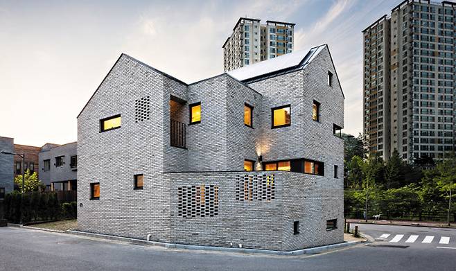 건축가 김창균이 처가 식구 3대와 함께 사는‘도시채’. /사진가 진효숙