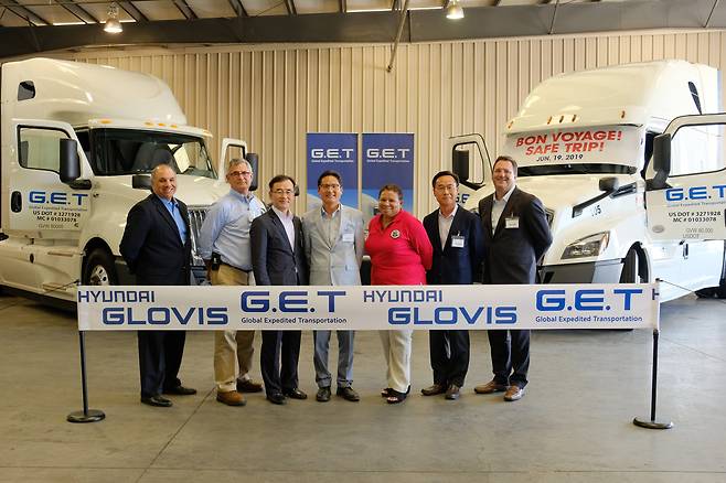 Hyundai Glovis’s chief of logistics business Jeon Geum-bai (third from left), GET CEO Baek Seung-moon (fourth from left) and Rialto Mayor Debora Robertson pose for a photo during a celebration of the departure of a truck at GET’s headquarters in California, US, Wednesday. (Hyundai Glovis)