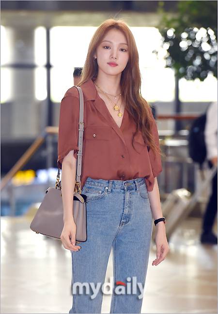 ▲ 이성경 '자세히 보면 아찔한 의상'