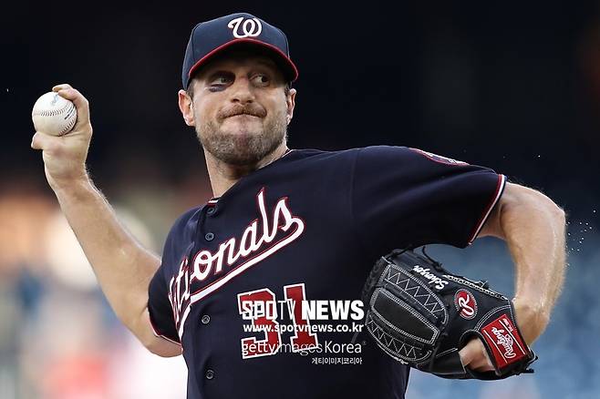 ▲ 20일(한국시간) 필라델피아와 원정경기에 선발 등판한 맥스 슈어저. 만신창이가 된 얼굴로 공 117개를 던진 뒤 승리투수가 됐다.