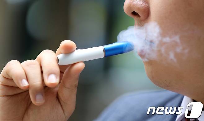 서울 시내 거리에서 한 시민이 궐련형 전자담배를 피우고 있다. /뉴스1 © News1 이재명 기자