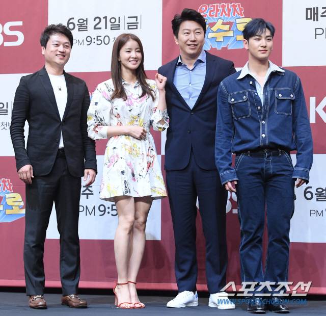 KBS2 새 예능프로그램 '으라차차 만수로'의 제작발표회가 21일 서울 라마다서울 신도림에서 열렸다. '으라차차 만수로'에서는 지난해 10월 영국 축구 13부 리그 '첼시 로버스'를 인수해 화제를 모은 김수로가 반백 살의 나이에 구단주가 되어 좌충우돌 자신의 꿈을 펼치는 모습이 펼쳐진다. 포토타임을 갖는 박문성 이시영 김수로 뉴이스트 백호의 모습. 허상욱 기자 wook@sportschosun.com/2019.06.21/