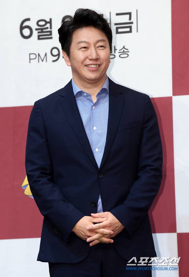 KBS2 새 예능프로그램 '으라차차 만수로'의 제작발표회가 21일 서울 라마다서울 신도림에서 열렸다. '으라차차 만수로'에서는 지난해 10월 영국 축구 13부 리그 '첼시 로버스'를 인수해 화제를 모은 김수로가 반백 살의 나이에 구단주가 되어 좌충우돌 자신의 꿈을 펼치는 모습이 펼쳐진다. 포토타임을 갖는 김수로의 모습. 허상욱 기자 wook@sportschosun.com/2019.06.21/