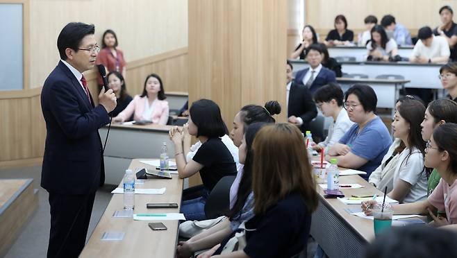 황교안 자유한국당 대표가 20일 오후 서울 용산구 숙명여자대학교에서 '대한민국 청년들의 미래와 꿈'을 주제로 학생들과 대화하고 있다. [뉴스1]