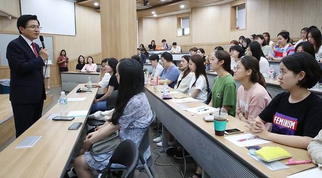 자유한국당 황교안 대표가 20일 오후 숙명여대를 방문, 학생들에게 특강을 하고 있다. 연합뉴스
