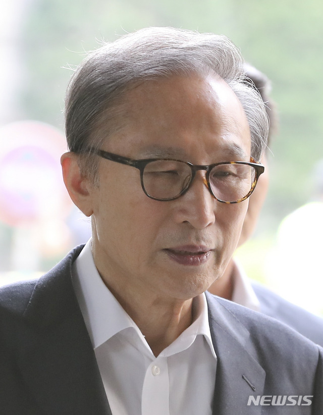 【서울=뉴시스】최진석 기자 = 이명박 전 대통령이 21일 오후 서초구 서울고등법원에서 열린 '다스 의혹' 관련 항소심 29차 공판에 출석하고 있다. 2019.06.21. myjs@newsis.com
