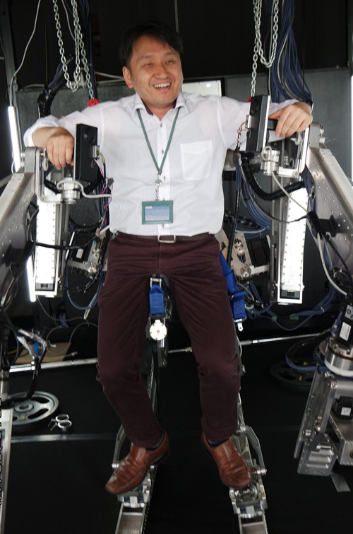 파워드 웨어(Powered Wear) 로봇을 만들어 지난해 제8회 일본로봇상을 수상한 ATOUN(아토운)의 후지모토 히로미치 사장이 14일 현재 개발 중인 로봇에 탑승해 인공지능(AI)을 활용한 로봇에 대해 설명하고 있다.