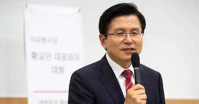 황교안 자유한국당 대표가 20일 오후 서울 용산구 숙명여대에서 ‘대한민국 청년들의 미래와 꿈’을 주제로 학생들과 대화하고 있다. 2019.6.20 뉴스1