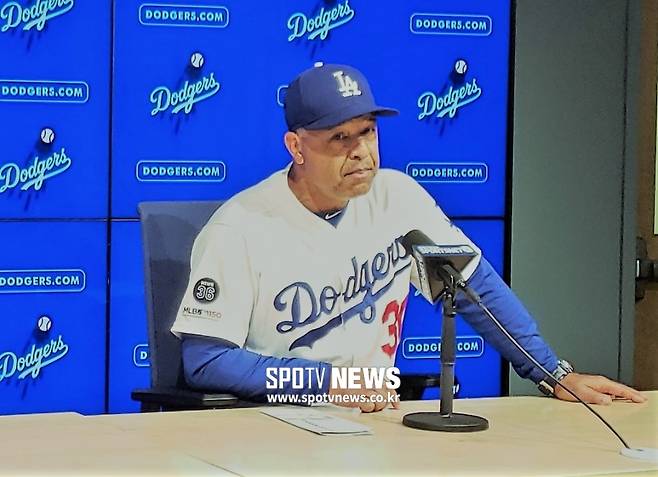 ▲ 데이브 로버츠 LA 다저스 감독이 22일(한국시간) 미국 캘리포니아주 다저스타디움에서 열린 콜로라도 로키스와 경기가 끝난 후 기자회견에서 기자들의 질문을 받고 있다.