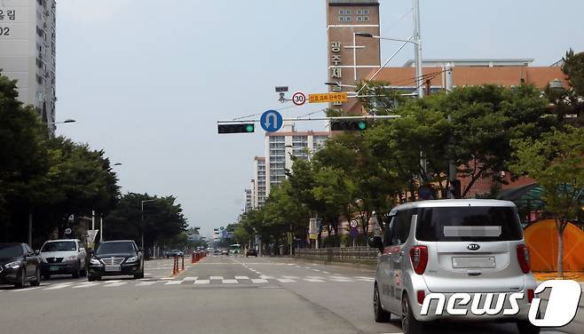 22일 오전 광주 서구 치평동 전남고등학교 앞에 설치된 30km/h 신호·과속 단속카메라를 차가 지나가고 있다.© 뉴스1