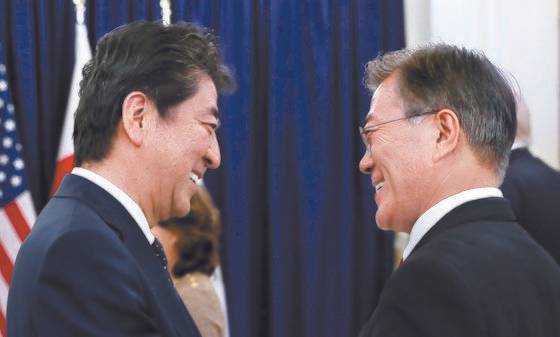 2017년 독일에서 만난 아베 신조 총리와 문재인 대통령. 청와대 사진기자단